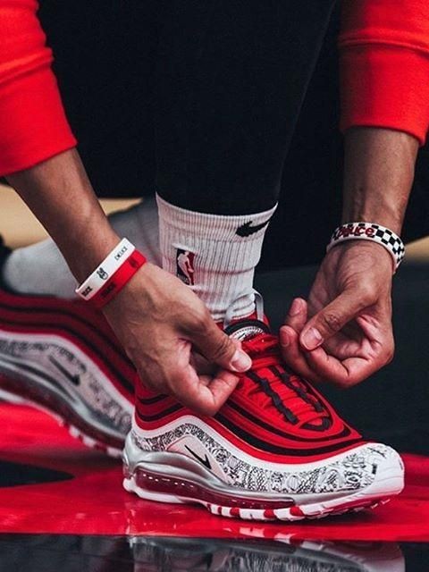 Les baskets Nike Air Max 97 sont synonymes de style emblématique et de confort absolu. Leur design ondulé distinctif.pas cher. Le moins cher.