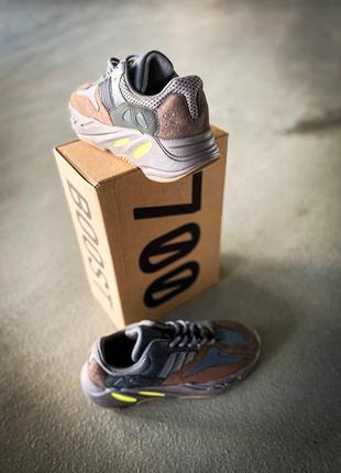 Les sneakers Adidas Yeezy 700 Femme. Issues de la collaboration entre Adidas et Kanye West, sont emblématiques pour leur design.