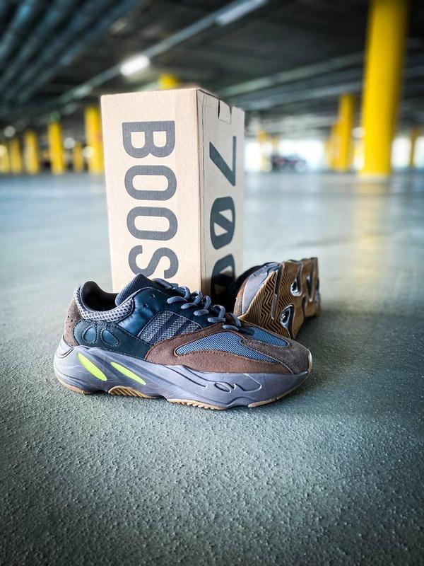 Les sneakers Adidas Yeezy 700 Femme. Issues de la collaboration entre Adidas et Kanye West, sont emblématiques pour leur design.