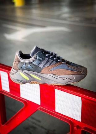 Les sneakers Adidas Yeezy 700 Femme. Issues de la collaboration entre Adidas et Kanye West, sont emblématiques pour leur design.