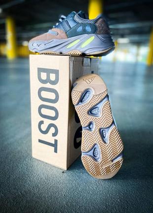 Les sneakers Adidas Yeezy 700 Femme. Issues de la collaboration entre Adidas et Kanye West, sont emblématiques pour leur design.
