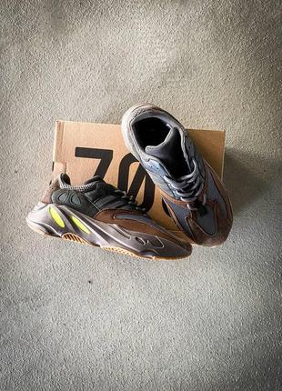 Les sneakers Adidas Yeezy 700 Femme. Issues de la collaboration entre Adidas et Kanye West, sont emblématiques pour leur design.