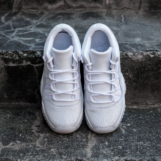 Les Air Jordan 11 Femme permettent de personnaliser votre style tout en bénéficiant d’un confort supérieur.Idéale pour un usage quotidien.