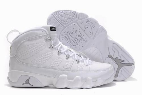 Les  baskets Air Jordan 9 Retro "Pantone" Femme permettent de personnaliser votre style tout en bénéficiant d’un confort supérieur.