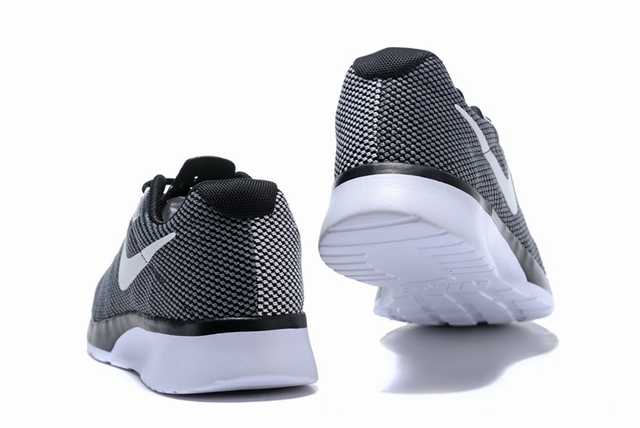 Les baskets Nike Tanjun Femme sont un témoignage de l'engagement de Nike à combiner style et innovation.