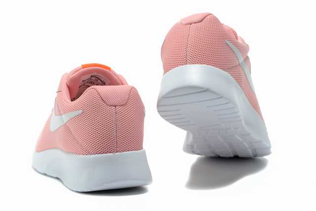 Les baskets Nike Tanjun Femme sont un témoignage de l'engagement de Nike à combiner style et innovation.