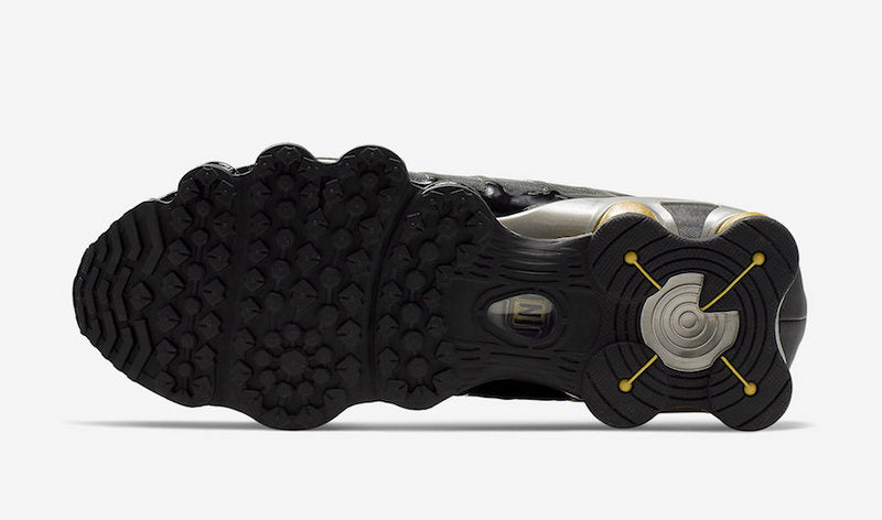 Le modèle baskets Nike Shox TL Femme illustre l’engagement de Nike pour l'innovation et le design avant-gardiste.