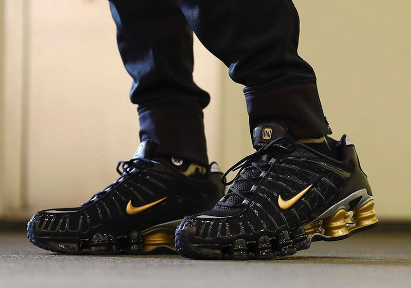 Le modèle baskets Nike Shox TL Femme illustre l’engagement de Nike pour l'innovation et le design avant-gardiste.