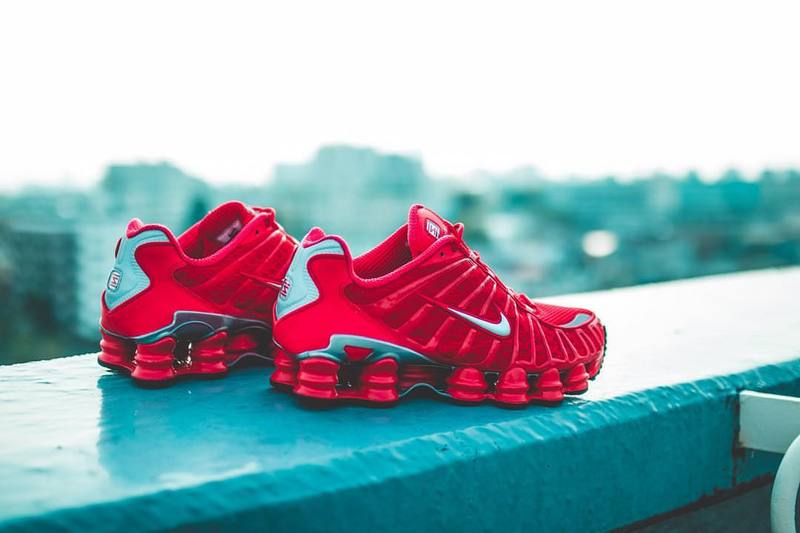 Le modèle baskets Nike Shox TL Femme illustre l’engagement de Nike pour l'innovation et le design avant-gardiste.