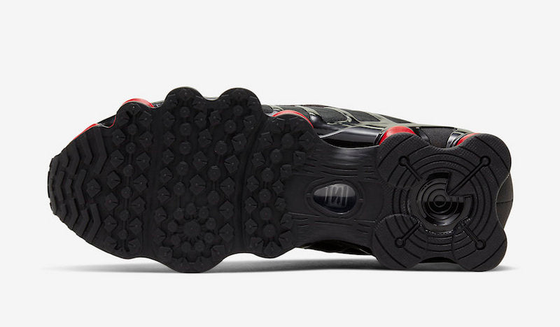 Issu de l’évolution iconique de la ligne Shox, le modèle Nike Shox TL Femme illustre l’engagement de Nike pour l'innovation et le design avant-gardiste.