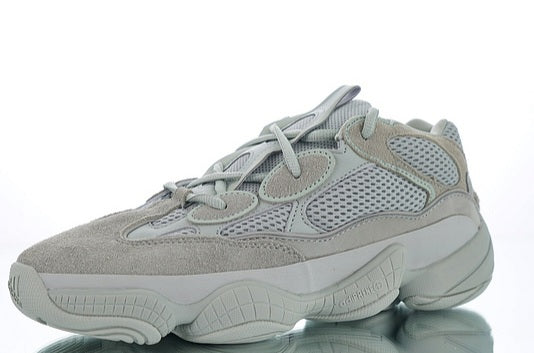 Les baskets Adidas Yeezy 500 Femme, issues de la collaboration entre Adidas et Kanye West, sont emblématiques pour leur design audacieux et leur confort inégalé.