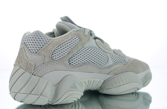 Les baskets Adidas Yeezy 500 Femme, issues de la collaboration entre Adidas et Kanye West, sont emblématiques pour leur design audacieux et leur confort inégalé.