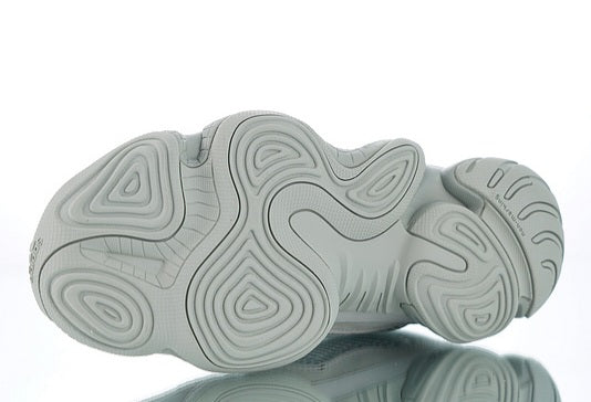 Les baskets Adidas Yeezy 500 Femme, issues de la collaboration entre Adidas et Kanye West, sont emblématiques pour leur design audacieux et leur confort inégalé.