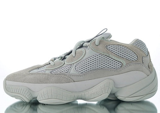 Les baskets Adidas Yeezy 500 Femme, issues de la collaboration entre Adidas et Kanye West, sont emblématiques pour leur design audacieux et leur confort inégalé.