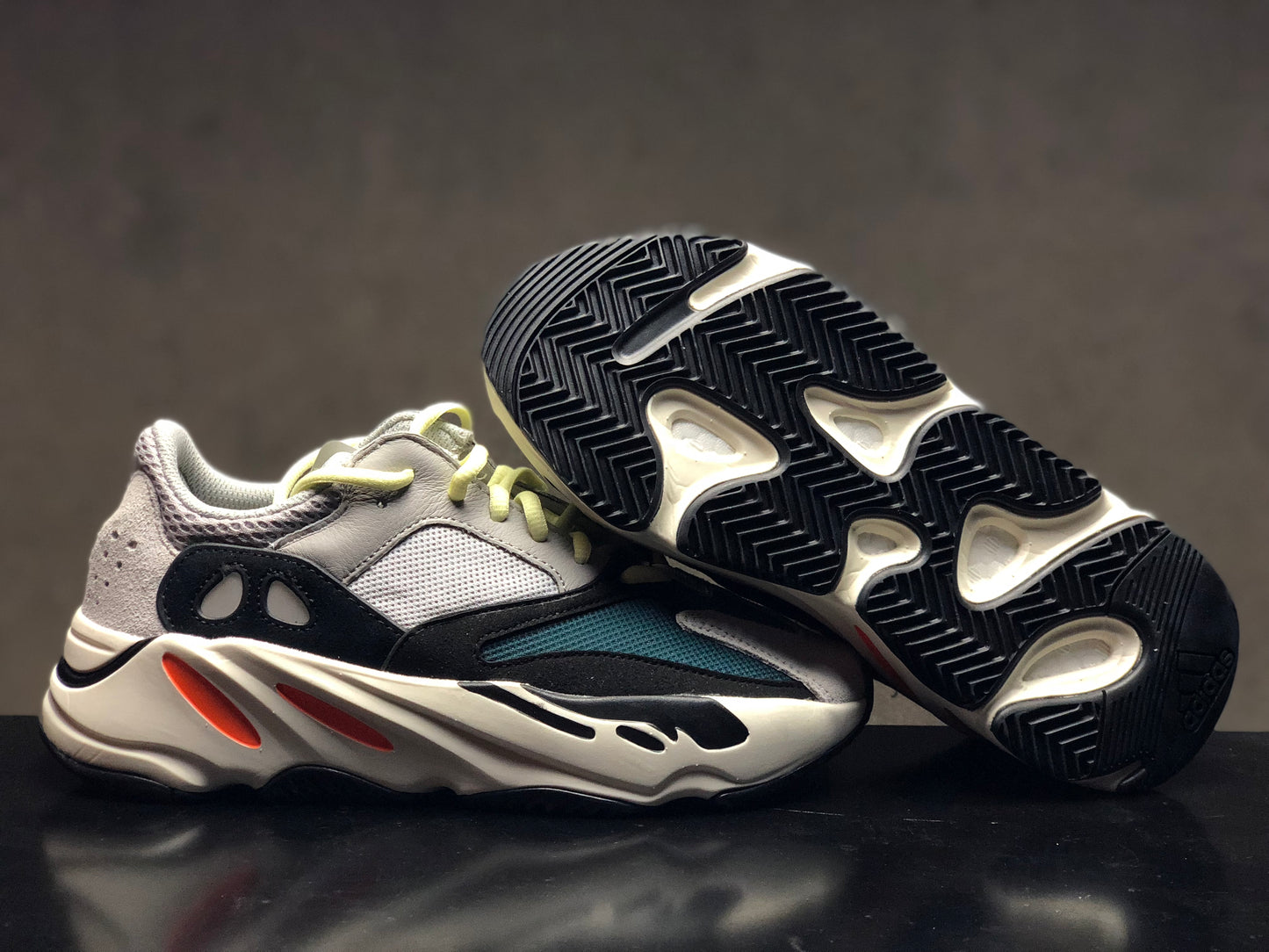 Les Adidas Yeezy 700 Femme. Issues de la collaboration entre Adidas et Kanye West.Sont emblématiques pour leur design audacieux et leur confort inégalé.