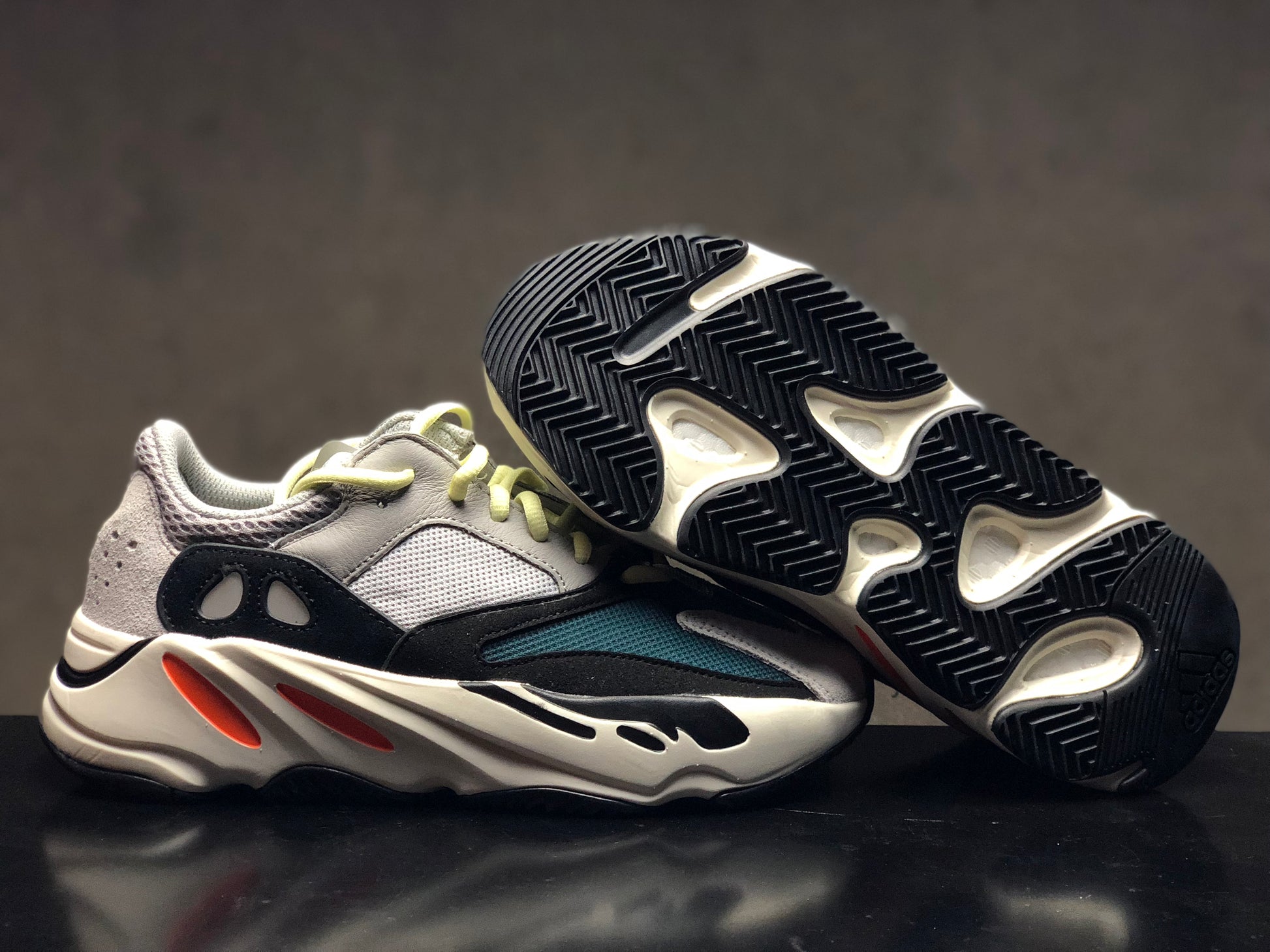 Les Adidas Yeezy 700 Femme. Issues de la collaboration entre Adidas et Kanye West.Sont emblématiques pour leur design audacieux et leur confort inégalé.