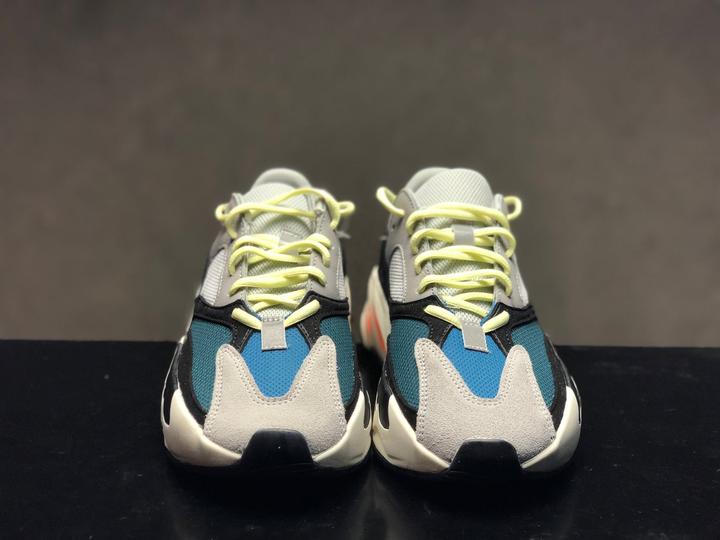 Les Adidas Yeezy 700 Femme. Issues de la collaboration entre Adidas et Kanye West.Sont emblématiques pour leur design audacieux et leur confort inégalé.