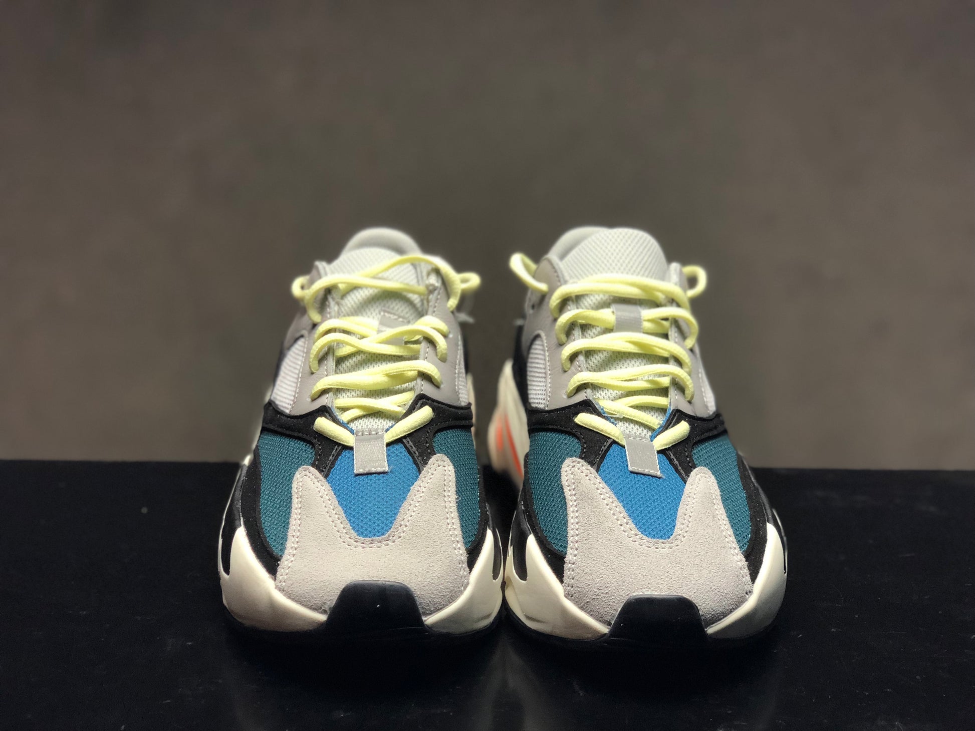 Les Adidas Yeezy 700 Femme. Issues de la collaboration entre Adidas et Kanye West.Sont emblématiques pour leur design audacieux et leur confort inégalé.
