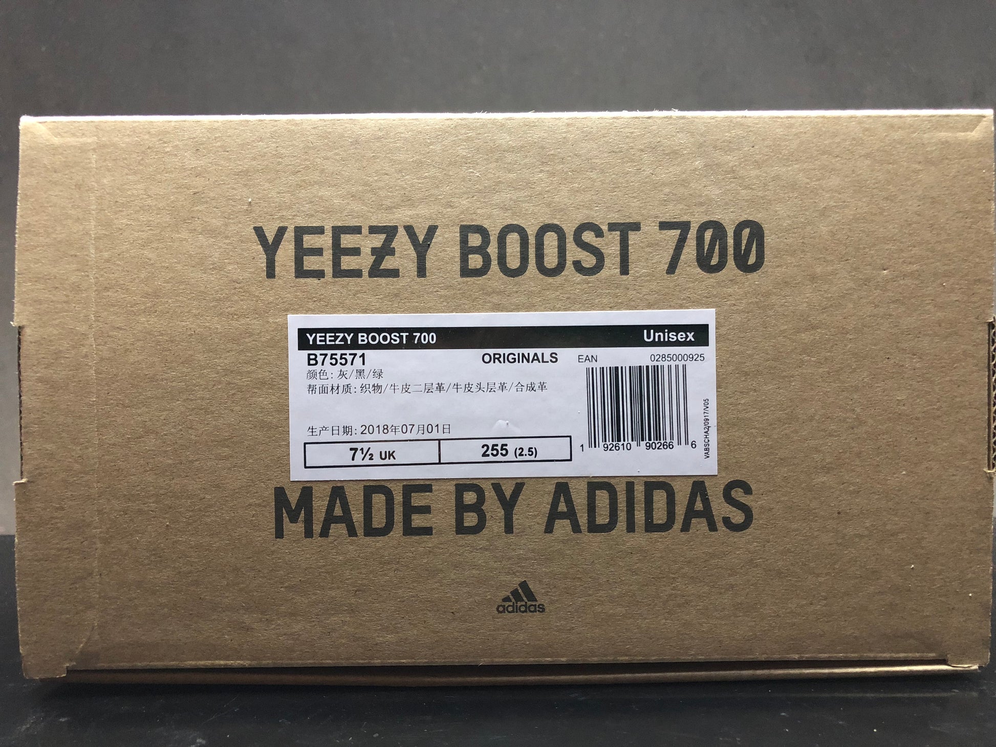 Les Adidas Yeezy 700 Femme. Issues de la collaboration entre Adidas et Kanye West.Sont emblématiques pour leur design audacieux et leur confort inégalé.