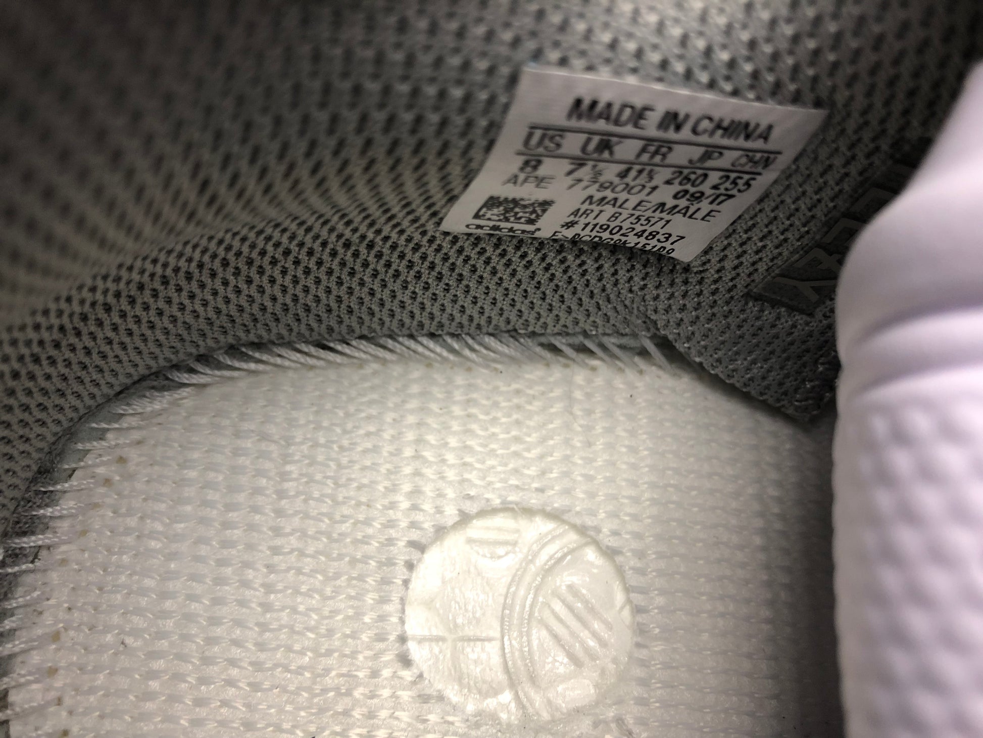 Les Adidas Yeezy 700 Femme. Issues de la collaboration entre Adidas et Kanye West.Sont emblématiques pour leur design audacieux et leur confort inégalé.