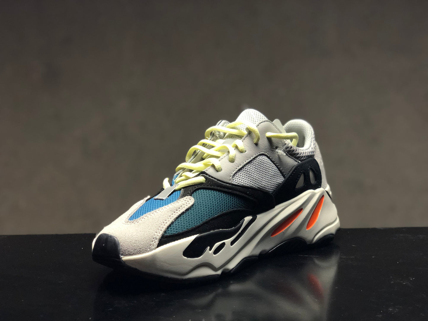 Les Adidas Yeezy 700 Femme. Issues de la collaboration entre Adidas et Kanye West.Sont emblématiques pour leur design audacieux et leur confort inégalé.