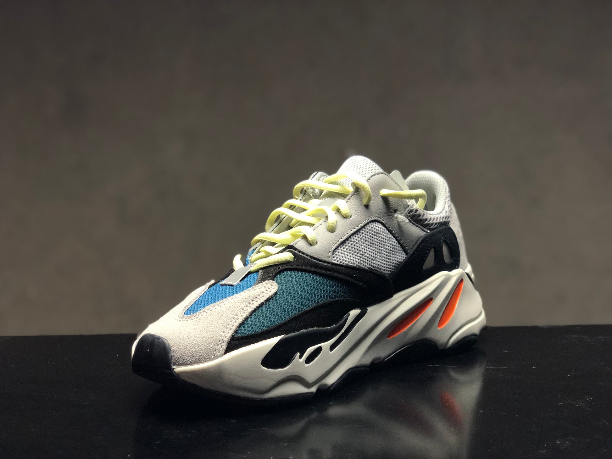 Les Adidas Yeezy 700 Femme. Issues de la collaboration entre Adidas et Kanye West.Sont emblématiques pour leur design audacieux et leur confort inégalé.