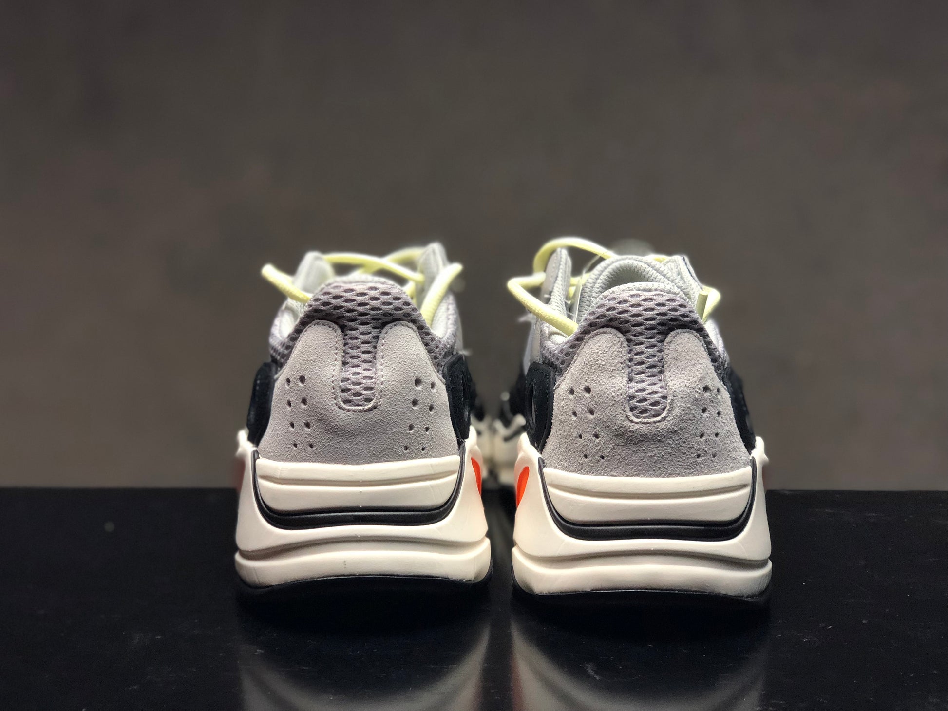 Les Adidas Yeezy 700 Femme. Issues de la collaboration entre Adidas et Kanye West.Sont emblématiques pour leur design audacieux et leur confort inégalé.