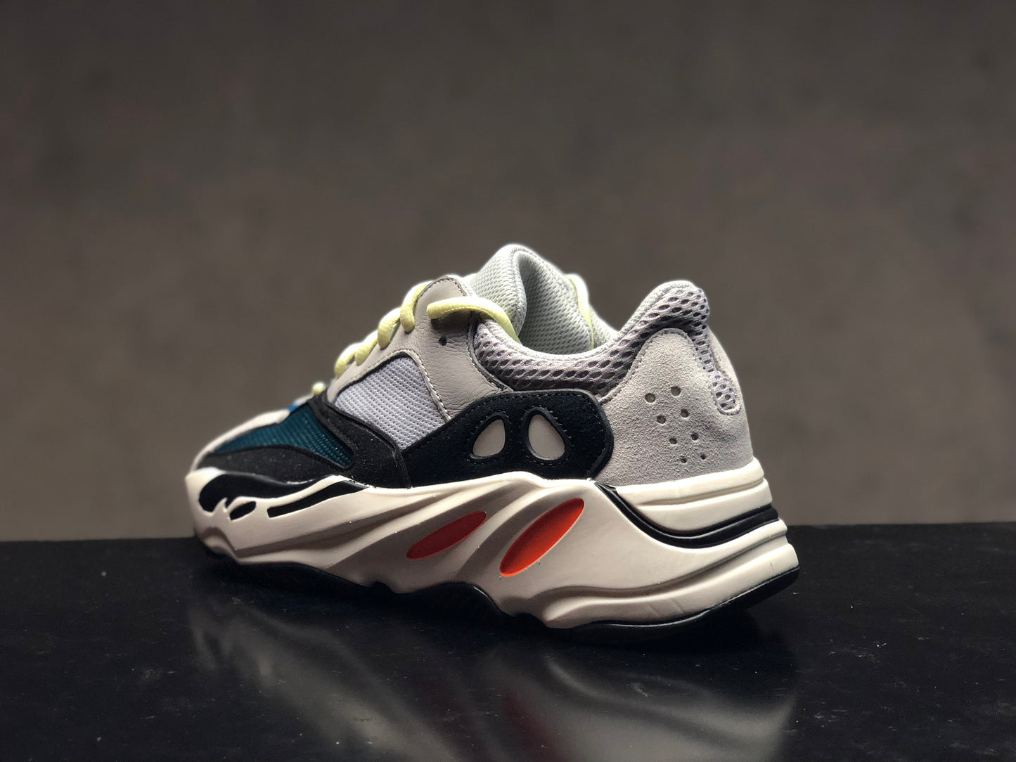 Les Adidas Yeezy 700 Femme. Issues de la collaboration entre Adidas et Kanye West.Sont emblématiques pour leur design audacieux et leur confort inégalé.