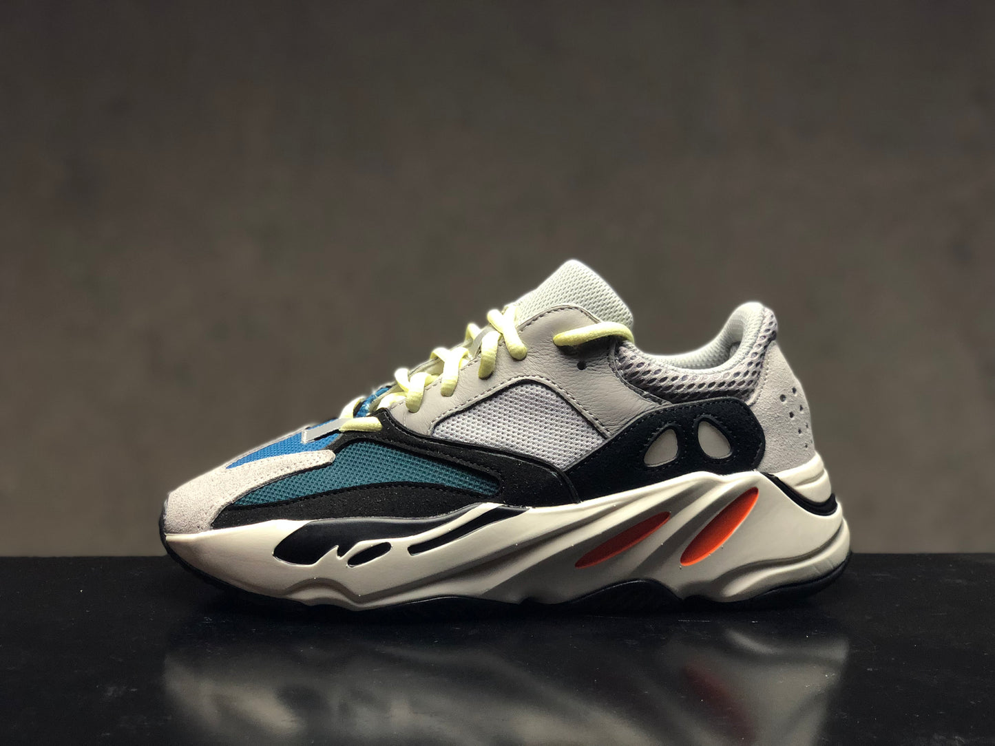 Les Adidas Yeezy 700 Femme. Issues de la collaboration entre Adidas et Kanye West.Sont emblématiques pour leur design audacieux et leur confort inégalé.