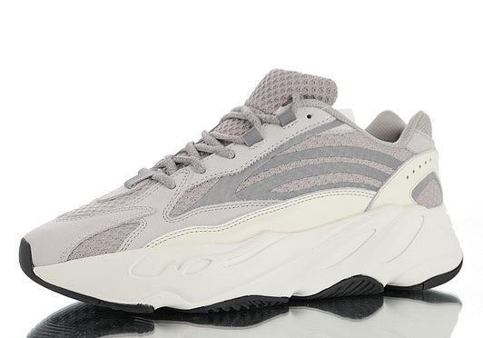 Les sneakers Adidas Yeezy 700 Femme. Issues de la collaboration entre Adidas et Kanye West, sont emblématiques pour leur design.