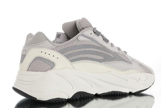 Les sneakers Adidas Yeezy 700 Femme. Issues de la collaboration entre Adidas et Kanye West, sont emblématiques pour leur design.