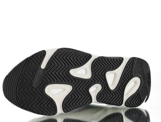 Les sneakers Adidas Yeezy 700 Femme. Issues de la collaboration entre Adidas et Kanye West, sont emblématiques pour leur design.