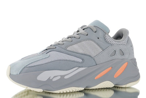 Les sneakers Adidas Yeezy 700 Femme. Issues de la collaboration entre Adidas et Kanye West, sont emblématiques pour leur design.