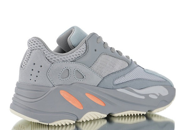 Les sneakers Adidas Yeezy 700 Femme. Issues de la collaboration entre Adidas et Kanye West, sont emblématiques pour leur design.