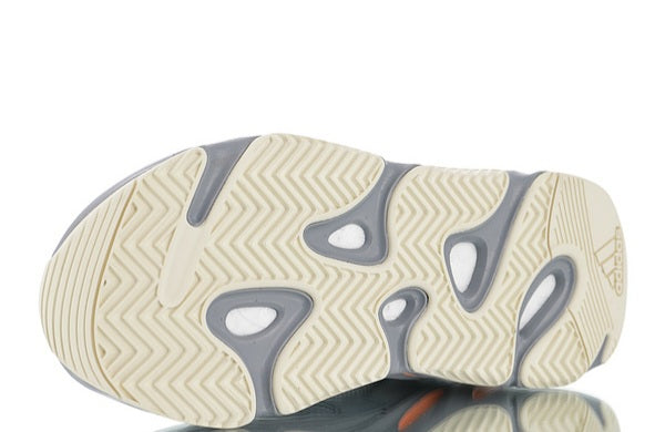 Les sneakers Adidas Yeezy 700 Femme. Issues de la collaboration entre Adidas et Kanye West, sont emblématiques pour leur design.