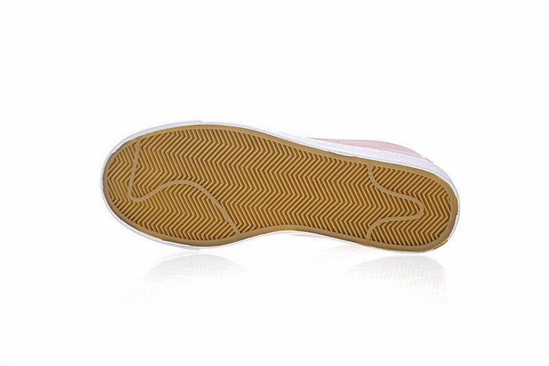 Résultats de l'évolution emblématique de la ligne Nike, les Nike Blazer Low 40 sont un témoignage de l'engagement de Nike à combiner style et innovation.