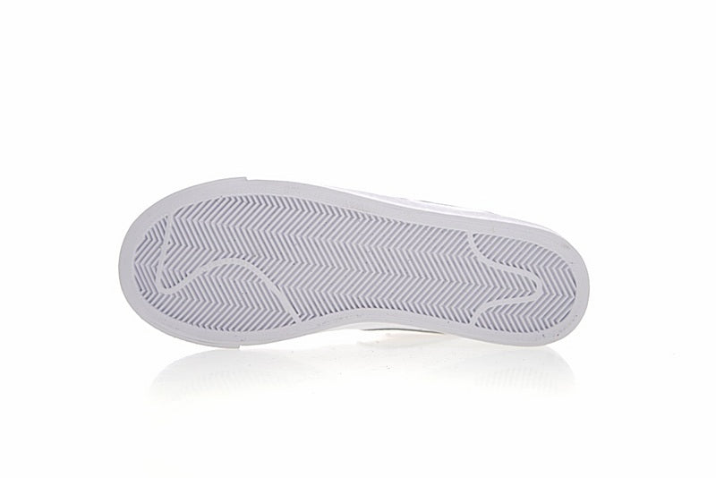 Résultats de l'évolution emblématique de la ligne Nike, les Nike Blazer Low 40 sont un témoignage de l'engagement de Nike à combiner style et innovation.