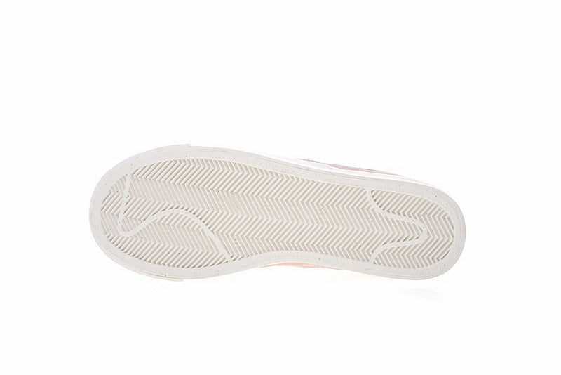 Résultats de l'évolution emblématique de la ligne Nike, les Nike Blazer Low 40 sont un témoignage de l'engagement de Nike à combiner style et innovation.