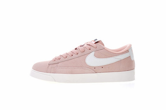Résultats de l'évolution emblématique de la ligne Nike, les Nike Blazer Low 40 sont un témoignage de l'engagement de Nike à combiner style et innovation.