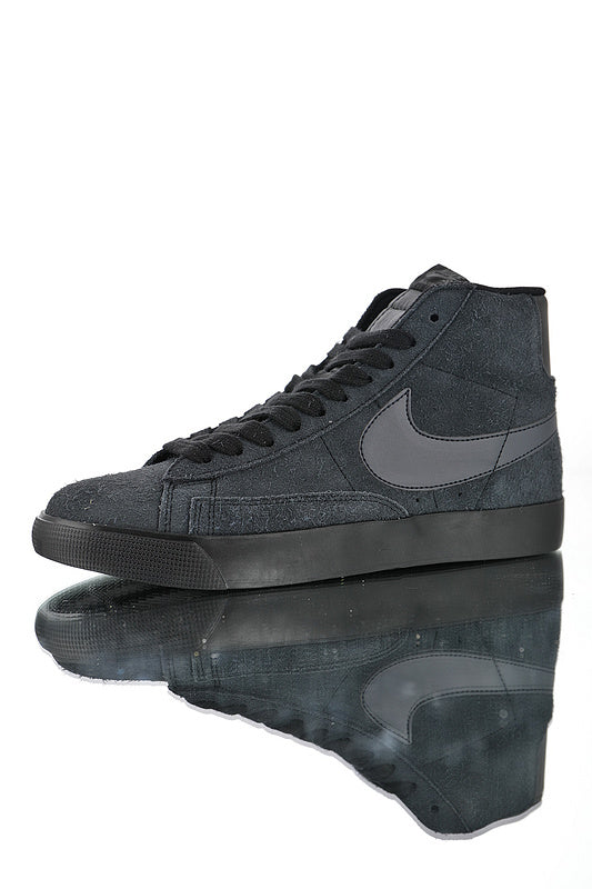 Résultats de l'évolution emblématique de la ligne Nike, les Nike Blazer Mid sont un témoignage de l'engagement de Nike à combiner style et innovation.