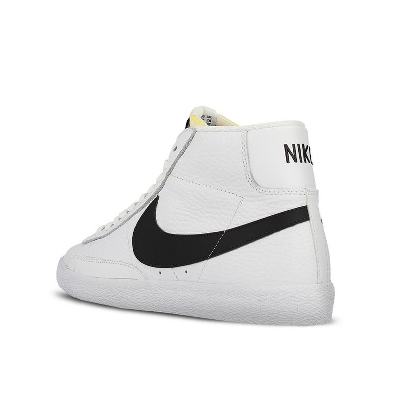 Résultats de l'évolution emblématique de la ligne Nike, les Nike Blazer Mid sont un témoignage de l'engagement de Nike à combiner style et innovation.