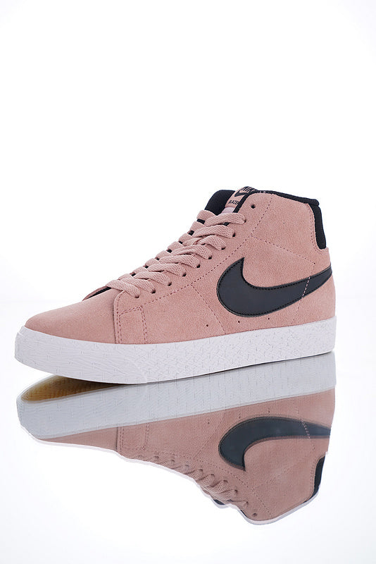 Résultats de l'évolution emblématique de la ligne Nike, les Nike Blazer Mid sont un témoignage de l'engagement de Nike à combiner style et innovation.