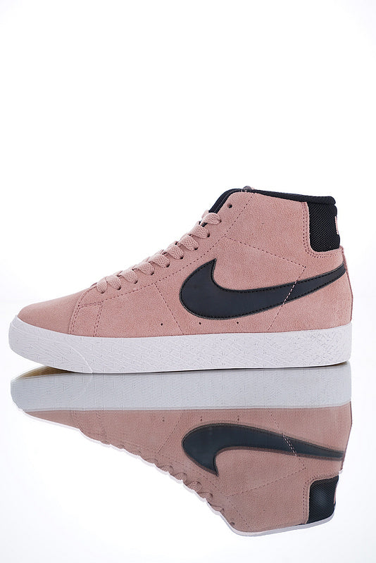 Résultats de l'évolution emblématique de la ligne Nike, les Nike Blazer Mid sont un témoignage de l'engagement de Nike à combiner style et innovation.