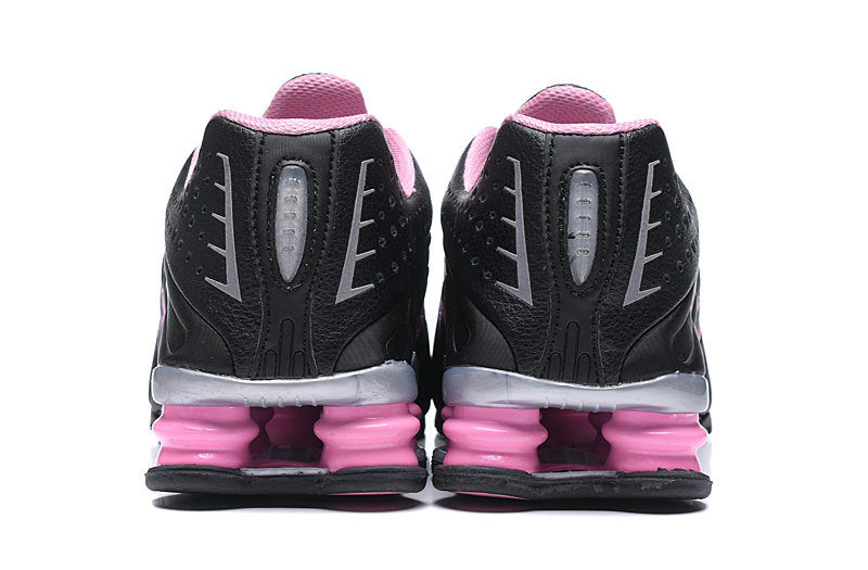 Les baskets Nike Shox R4 Femme incarnent l'innovation et le style distinctif de la gamme Shox de Nike.