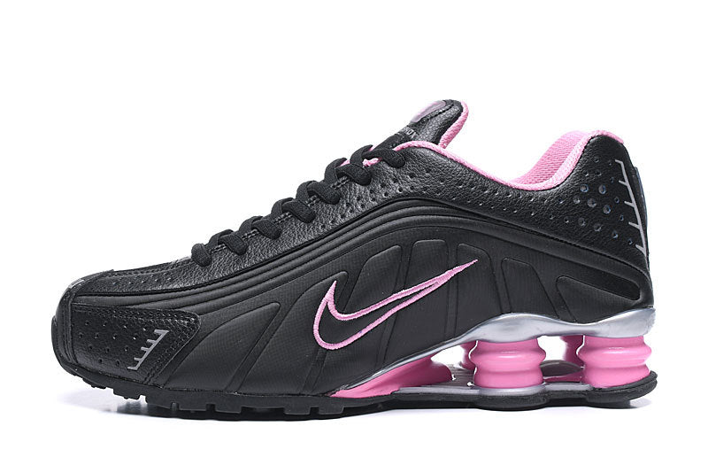 Les baskets Nike Shox R4 Femme incarnent l'innovation et le style distinctif de la gamme Shox de Nike.
