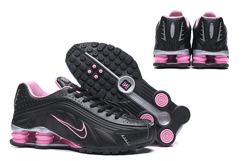 Les baskets Nike Shox R4 Femme incarnent l'innovation et le style distinctif de la gamme Shox de Nike.
