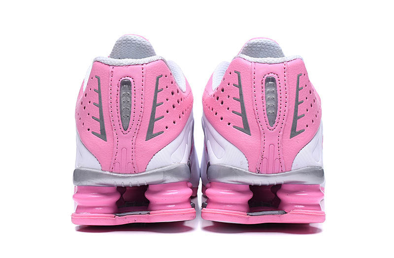Les baskets Nike Shox R4 Femme incarnent l'innovation et le style distinctif de la gamme Shox de Nike.