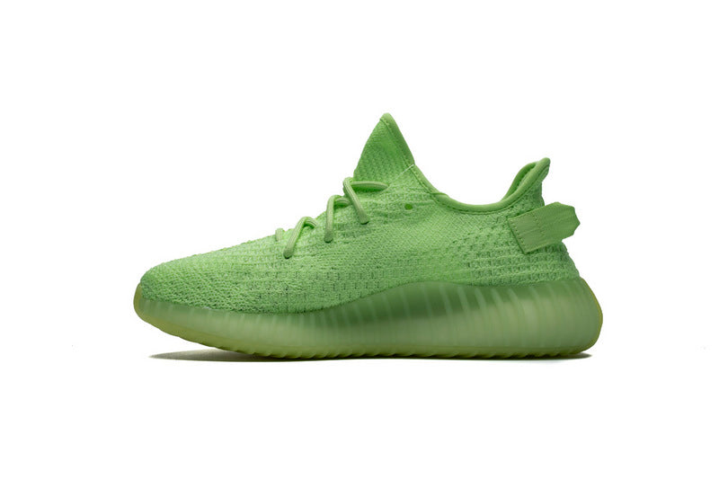 Les Adidas Yeezy 350 Boost V2 Mono Mist Femme , entre Adidas et Kanye West, sont emblématiques pour leur design innovant et leur confort inégalé.