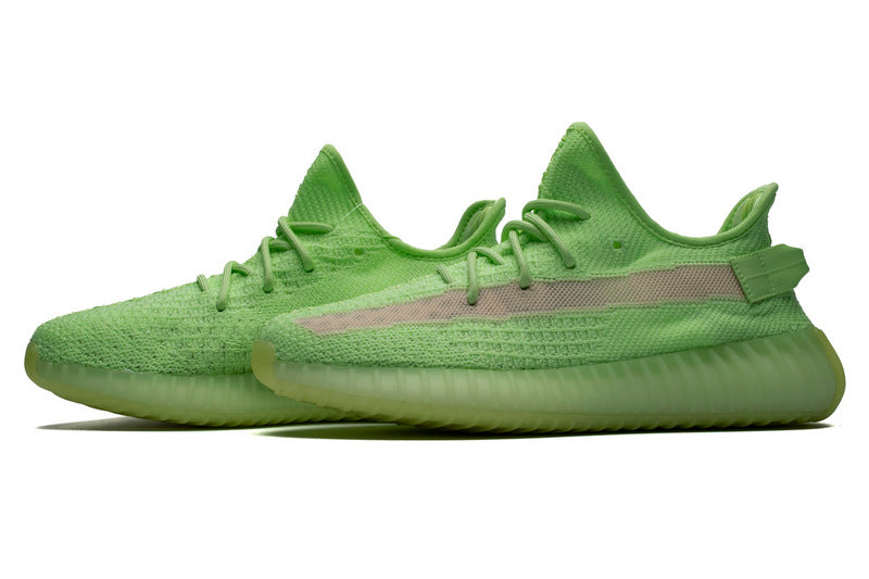 Les Adidas Yeezy 350 Boost V2 Mono Mist Femme , entre Adidas et Kanye West, sont emblématiques pour leur design innovant et leur confort inégalé.