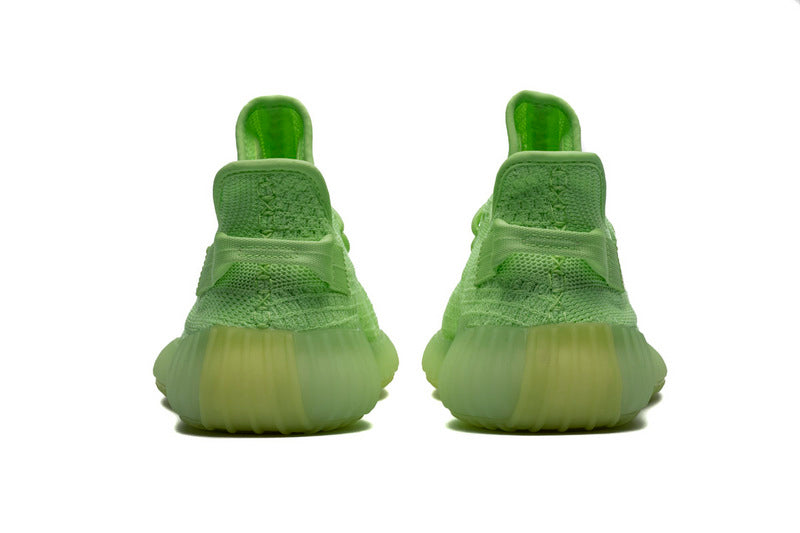 Les Adidas Yeezy 350 Boost V2 Mono Mist Femme , entre Adidas et Kanye West, sont emblématiques pour leur design innovant et leur confort inégalé.